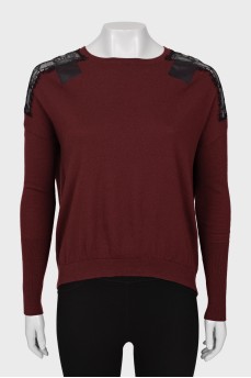 Бордовый свитер с круживом