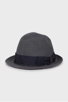 Шляпа серого цвета 