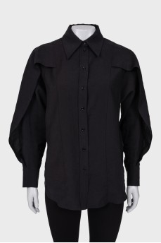 Черная рубашка с оборками на рукавах
