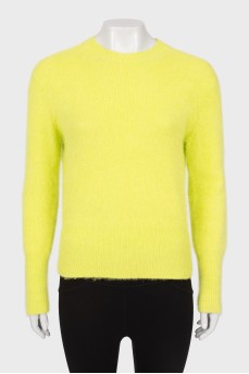Пушистый свитер салатового цвета