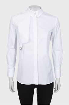Біла сорочка з декором на грудях