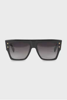Черные солнцезащитные очки с золотистой фурнитурой