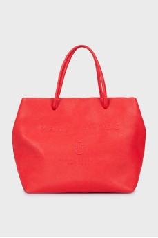 Червона сумка з тисненим логотипом