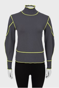 Серый свитер с контрастными швами