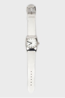 Сріблястий годинник зі шкіряним ремінцем