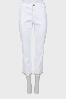 Білі джинси з декором знизу
