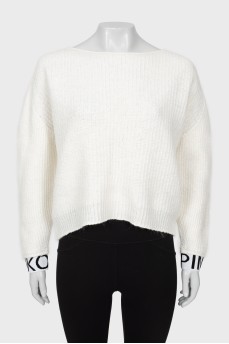 Белый свитер с логотипом на манжетах