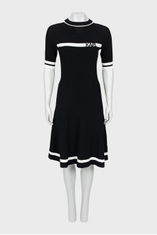 Чорно-біла сукня з логотипом бренду
