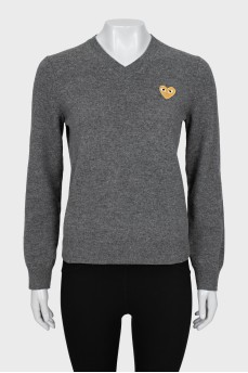 Сірий светр з V-подібним вирізом