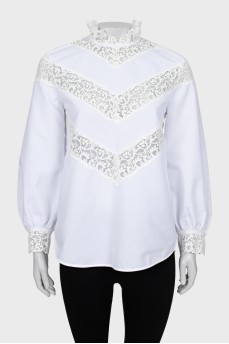 Белая блуза декорированная кружевом
