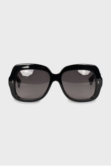 Прямоугольные солнцезащитные очки черного цвета