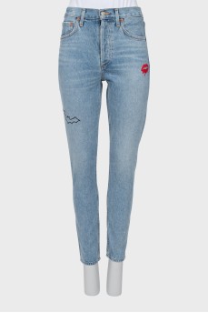 Светло-голубые джинсы с вышивкой
