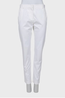 Білі штани звуженого крою