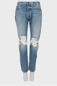 Рваные джинсы на средней посадке