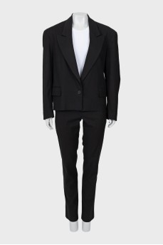 Черный костюм из пиджака и брюк