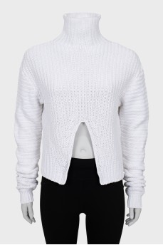 Білий светр із розрізом посередині