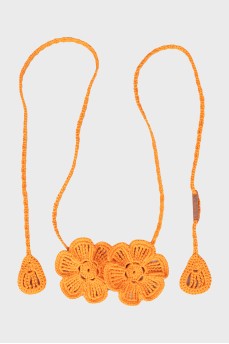 Вязаное украшение оранжевого цвета
