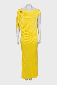 Сукня жовтого кольору з брошкою