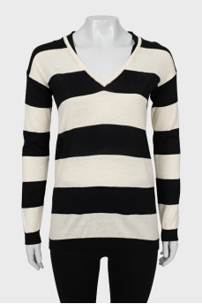 Черно-белый пуловер в полоску