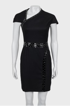 Приталенное черное платье с коротким рукавом