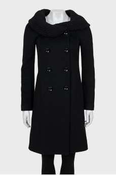 Черное пальто с вязаным воротником