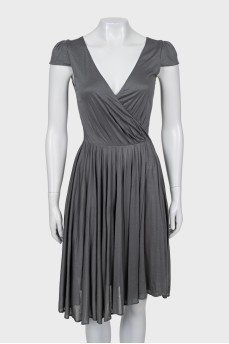 Платье серого цвета с V-образным вырезом