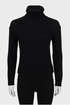 Черный свитер с высокой горловиной