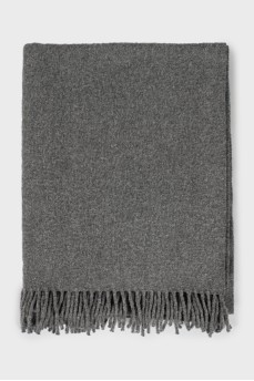 Серый шарф с бахромой