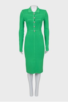 Зеленое платье с рельефными швами
