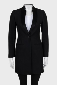 Приталенное черное пальто на пуговице