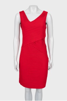 Платье красного цвета с V-образным вырезом