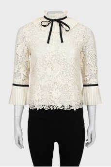 Блуза декорированная оборками и лентой