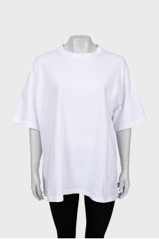 Белая футболка свободного кроя 