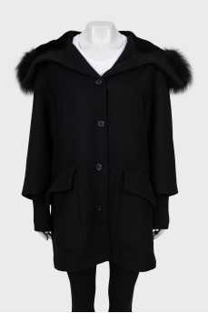 Однобортне пальто з хутряним капюшоном
