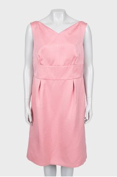 Розовое платье с V-образным вырезом