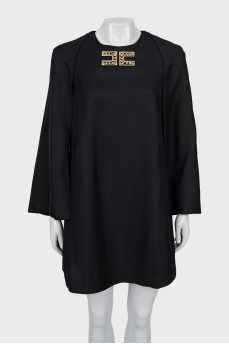 Черное платье с золотистым логотипом