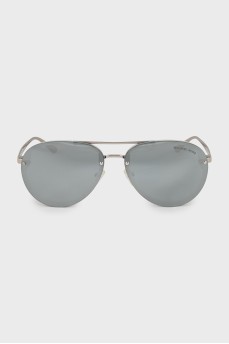 Серебристые солнцезащитные очки авиаторы
