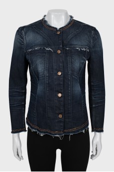 Приталенная джинсовая куртка с декором