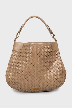 Плетена сумка-хобо із золотистою фурнітурою