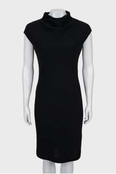Черное шерстяное платье с коротким рукавом