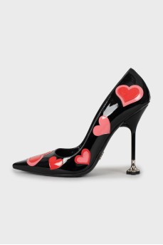 Лакові туфлі декоровані серцями