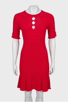 Красное платье с рельефным узором