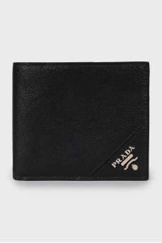Кожаный кошелек с серебристым логотипом