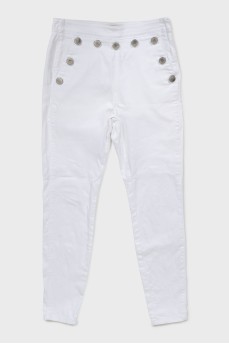Белые джинсы декорированные пуговицами
