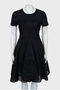 Черное кружевное платье с коротким рукавом