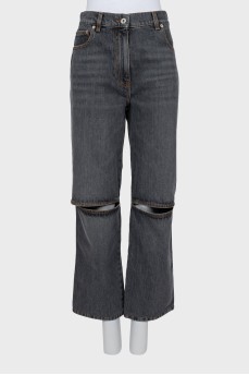 Серые джинсы с разрезами на коленях