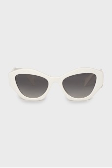 Солнцезащитные очки белого цвета