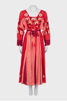 Льняна сукня декорована вишивкою
