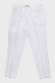 Белые брюки прямого кроя со стрелками