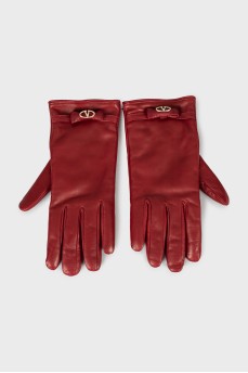 Красные перчатки с биркой
